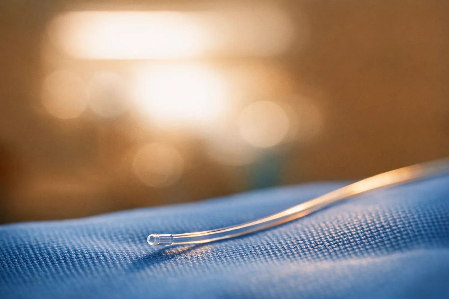 Embryotransfer-Katheter auf steriler Unterlage im Behandlungsraum