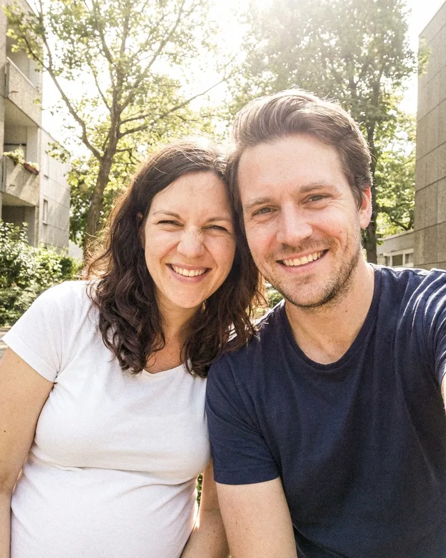 Glückliches Paar erwartet ein Kind