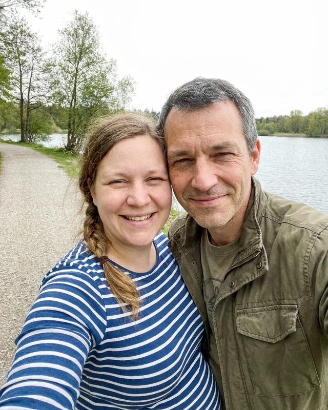 Glückliches Paar am See